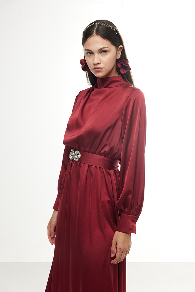 BE BLUE - BORDO TAŞLI SATEN ELBİSE
