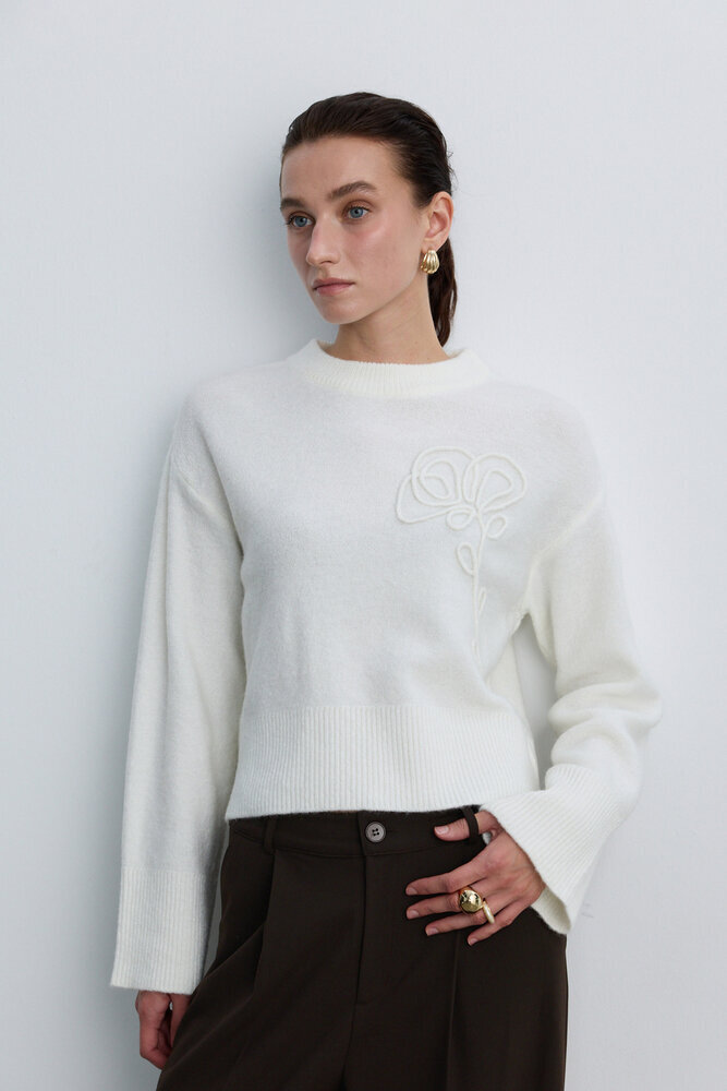 BE BLUE - EKRU ÇİÇEK DETAYLI TRİKO KAZAK