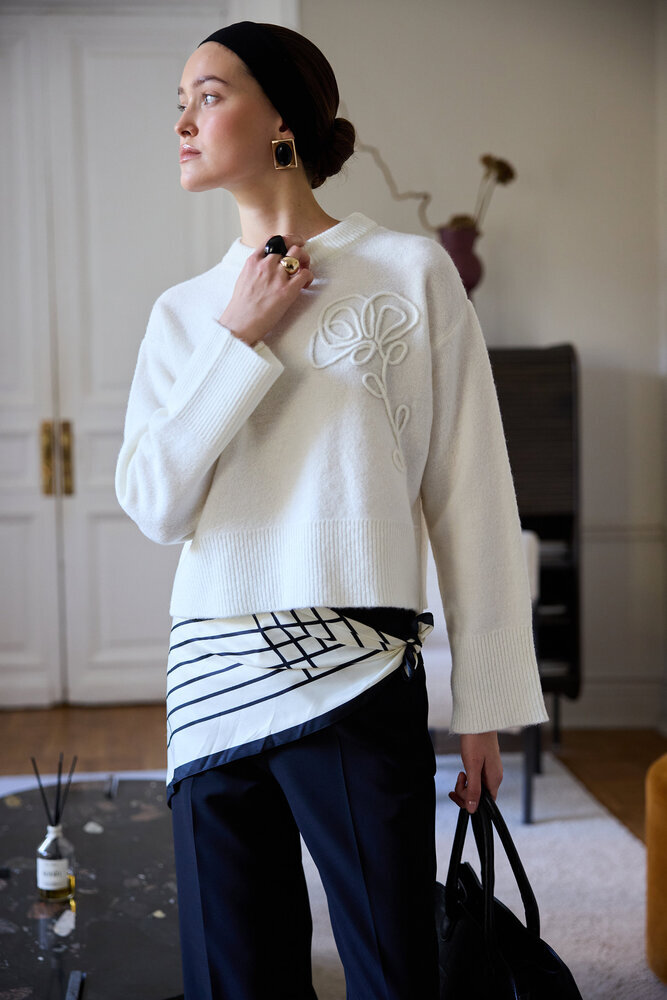 BE BLUE - EKRU ÇİÇEK DETAYLI TRİKO KAZAK