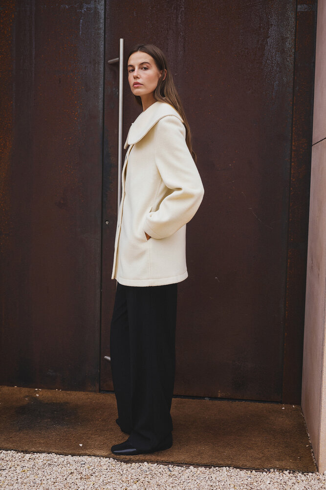 BE BLUE - EKRU GENİŞ YAKALI MİNİMAL KABAN