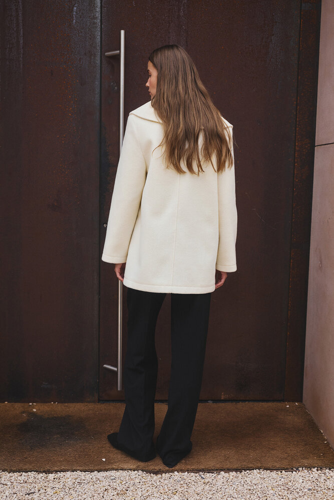 BE BLUE - EKRU GENİŞ YAKALI MİNİMAL KABAN