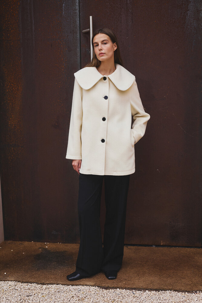 BE BLUE - EKRU GENİŞ YAKALI MİNİMAL KABAN