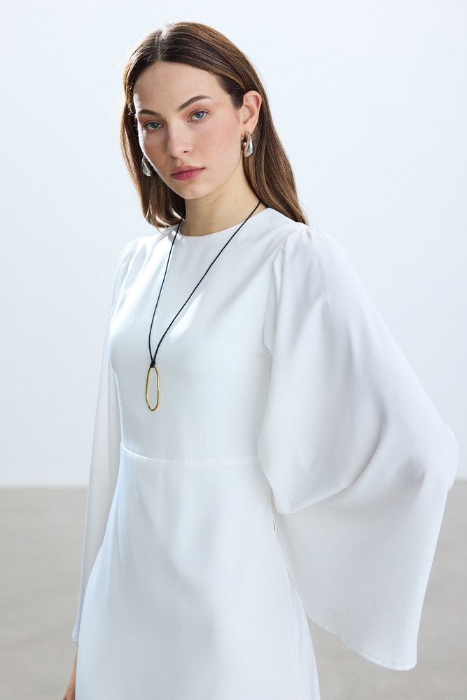 BE BLUE - EKRU KOLU VOLANLI ROMANTİK SATEN ELBİSE