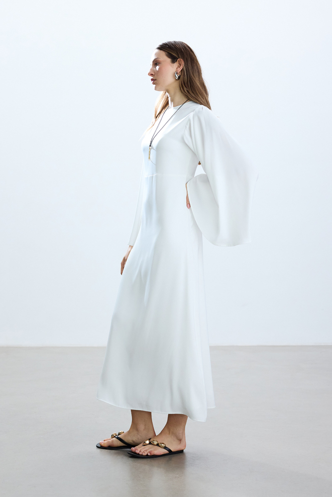 BE BLUE - EKRU KOLU VOLANLI ROMANTİK SATEN ELBİSE