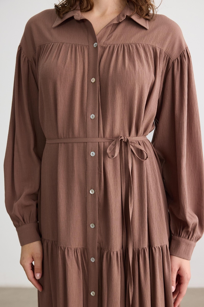 BE BLUE - GÜLKURUSU SEDEF DÜĞMELİ KRİNKIL ELBİSE