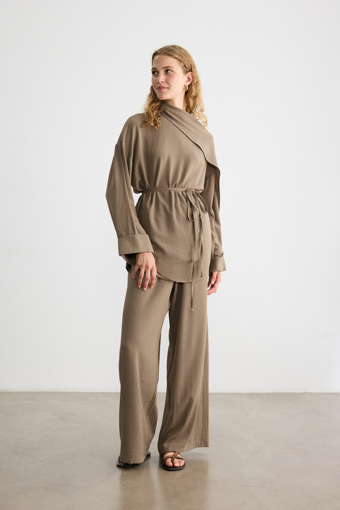 BE BLUE - KÜLLÜ HAKİ FULAR DETAYLI KRİNKIL BLUZ