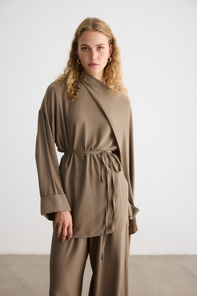 BE BLUE - KÜLLÜ HAKİ FULAR DETAYLI KRİNKIL BLUZ