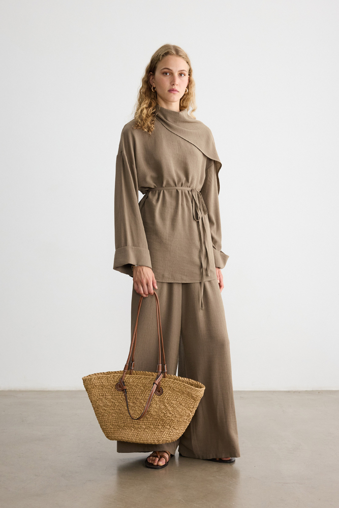 BE BLUE - KÜLLÜ HAKİ FULAR DETAYLI KRİNKIL BLUZ