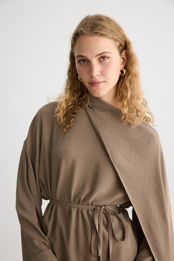 BE BLUE - KÜLLÜ HAKİ FULAR DETAYLI KRİNKIL BLUZ