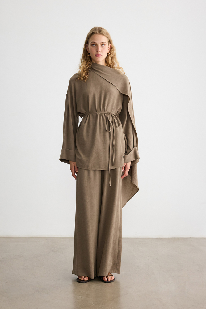 BE BLUE - KÜLLÜ HAKİ FULAR DETAYLI KRİNKIL BLUZ