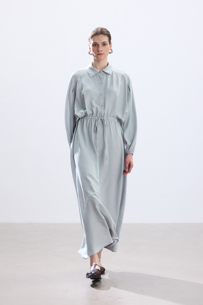 BE BLUE - PASTEL MAVİ BELİ BÜZGÜLÜ ELBİSE