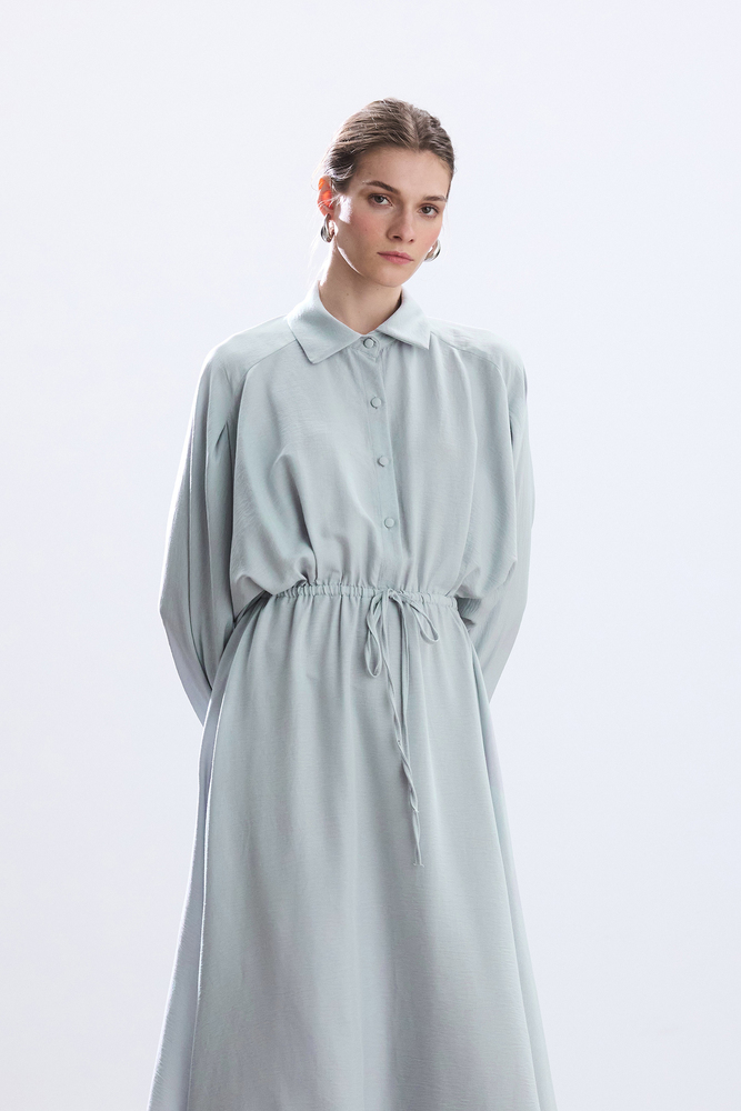 BE BLUE - PASTEL MAVİ BELİ BÜZGÜLÜ ELBİSE