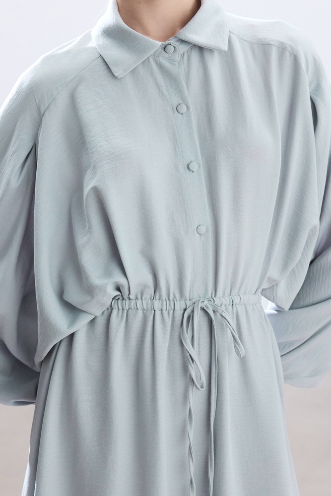 BE BLUE - PASTEL MAVİ BELİ BÜZGÜLÜ ELBİSE