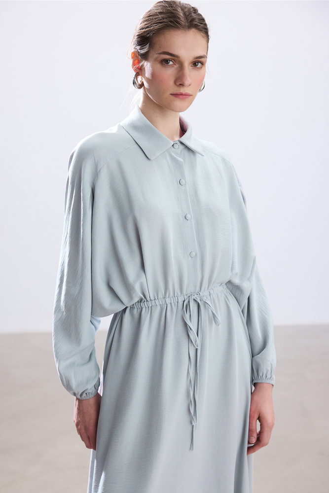 BE BLUE - PASTEL MAVİ BELİ BÜZGÜLÜ ELBİSE