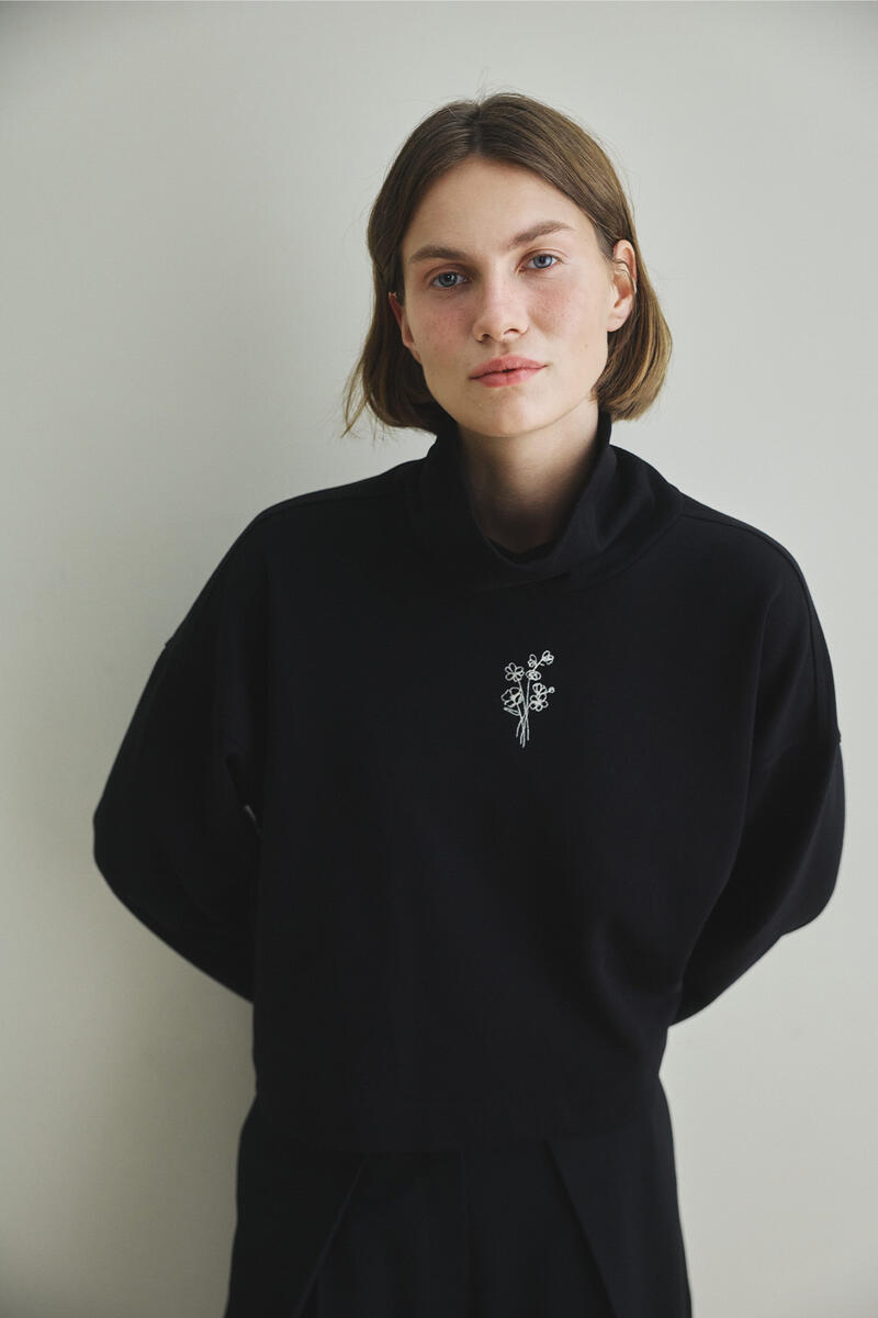 SİYAH DİK YAKA NAKIŞLI SWEATSHIRT