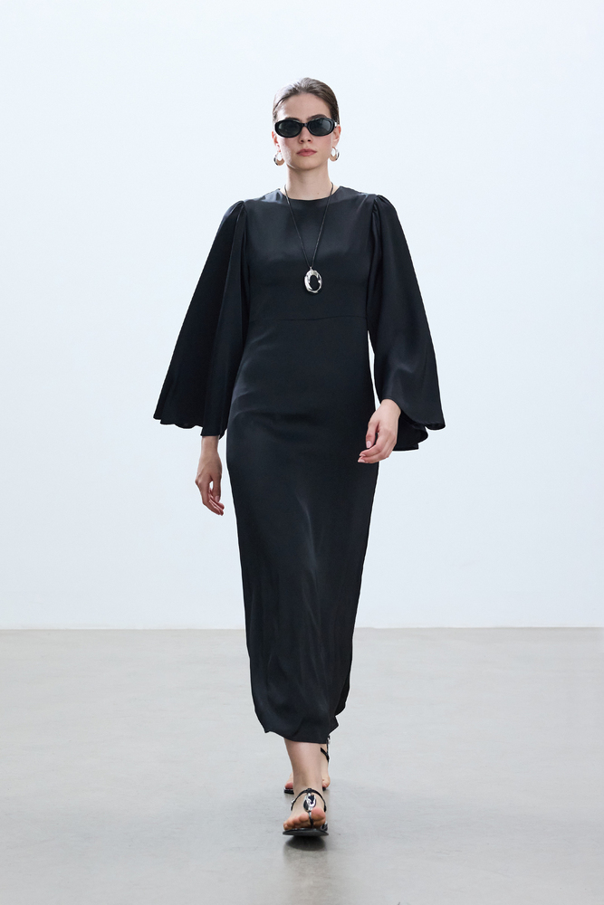 BE BLUE - SİYAH KOLU VOLANLI ROMANTİK SATEN ELBİSE