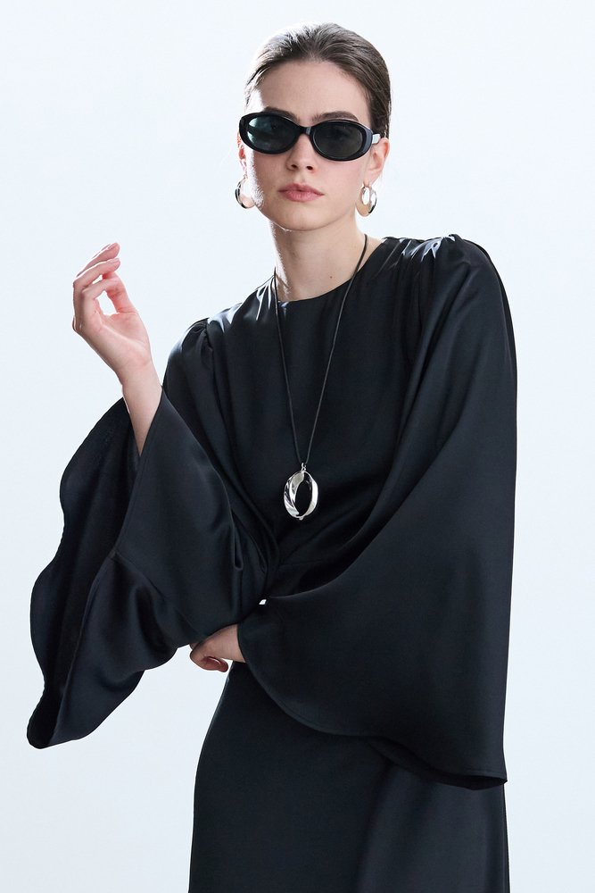 BE BLUE - SİYAH KOLU VOLANLI ROMANTİK SATEN ELBİSE