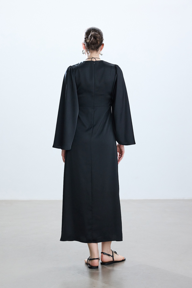 BE BLUE - SİYAH KOLU VOLANLI ROMANTİK SATEN ELBİSE