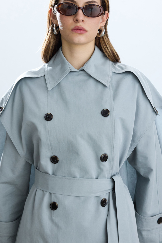 BE BLUE - TOZLU MAVİ UZUN PELERİNLİ TRENÇKOT