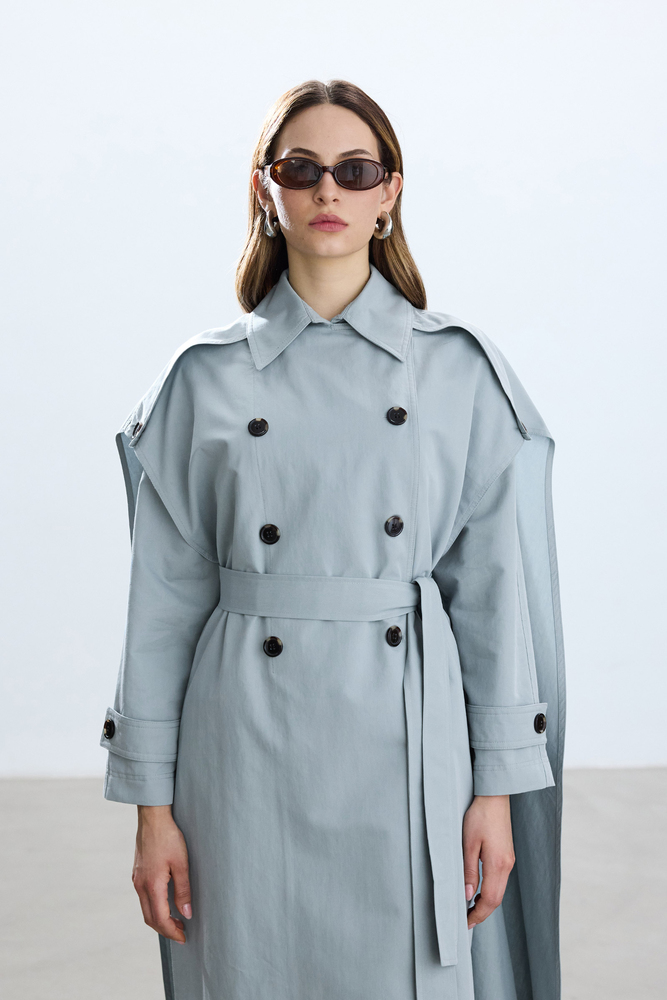 BE BLUE - TOZLU MAVİ UZUN PELERİNLİ TRENÇKOT