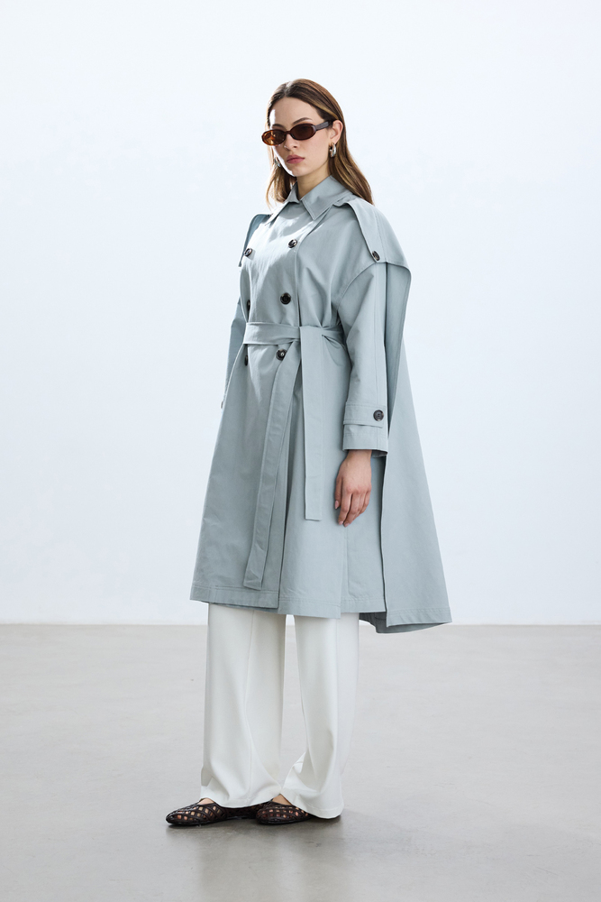 BE BLUE - TOZLU MAVİ UZUN PELERİNLİ TRENÇKOT