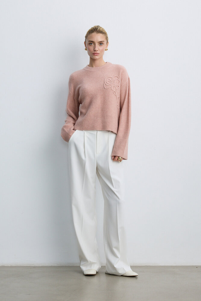 BE BLUE - TOZLU PEMBE ÇİÇEK DETAYLI TRİKO KAZAK