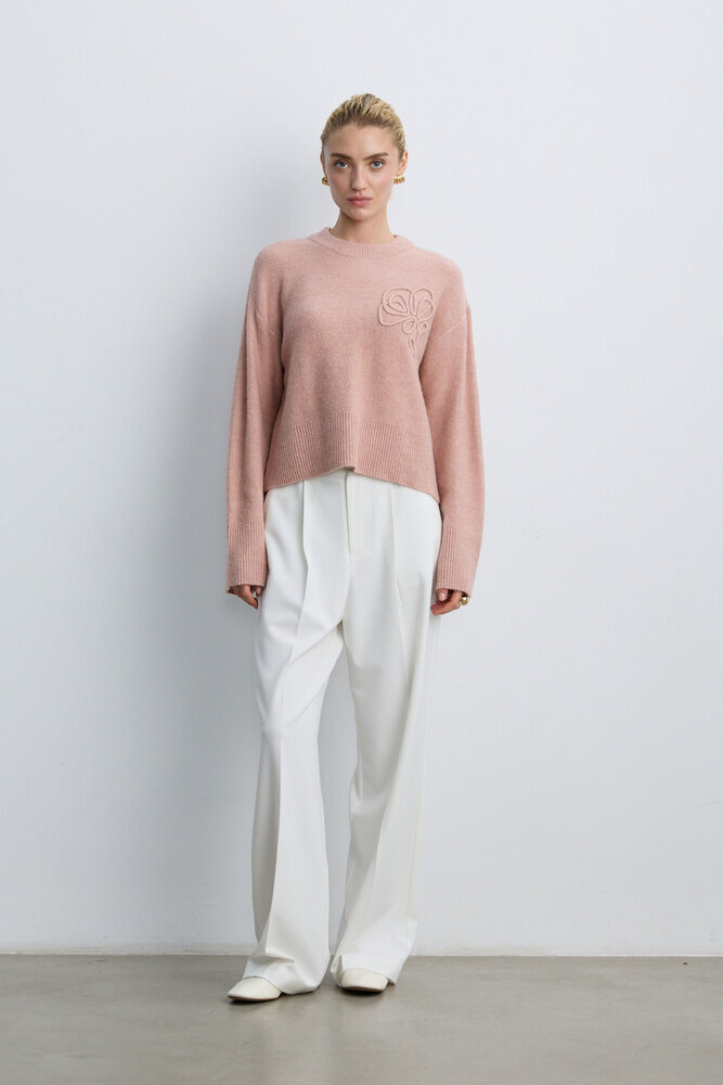 BE BLUE - TOZLU PEMBE ÇİÇEK DETAYLI TRİKO KAZAK