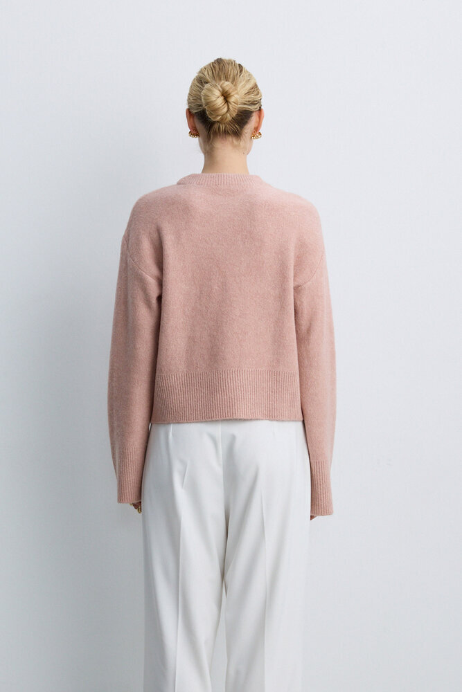 BE BLUE - TOZLU PEMBE ÇİÇEK DETAYLI TRİKO KAZAK